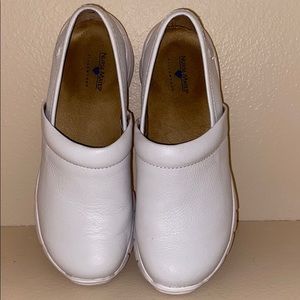 Nursing shoes